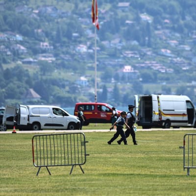 Franska poliser på en gräsmatta efter en knivhuggningsattack mot barn.