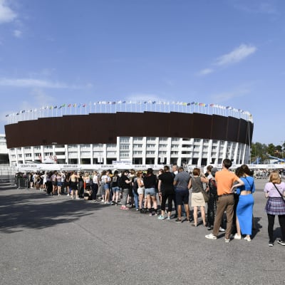 Pitkä jono yleisöä jonottamassa iltapäivällä Ed Sheeranin konserttiin Olympiastadionille Helsingissä 20. elokuuta 2022.