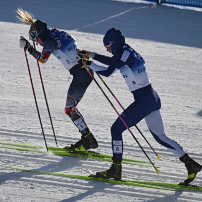 Therese Johaug ja Kerttu Niskanen naisten yhdistelmäkisassa Pekingin olympialaisissa.
