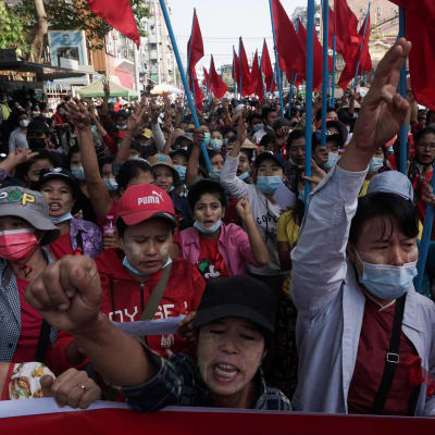 I Myanmars största stad Rangoon deltar allt fler offentligt anställda i protesterna. Studenterna har varit speciellt aktiva hittills. 