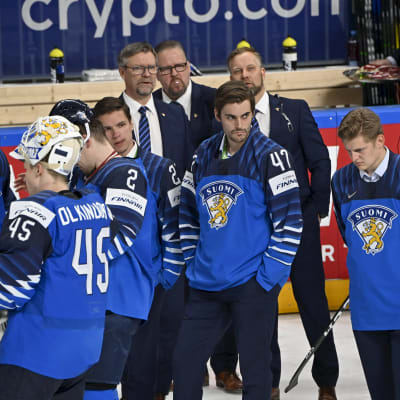 Besvikna finländska hockeyspelare efter förlusten i VM-finalen 2021.