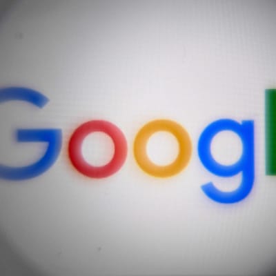 Foto av mobilskärm som visar Googles logotyp 