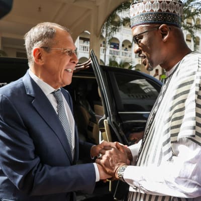 Rysslands utrikesminister Sergei Lavrov träffar Malias utrikesminister Abdoulaye Diop i Bamako. 