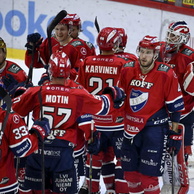 HIFK-spelare grattar målvakten Niilo Halonen.