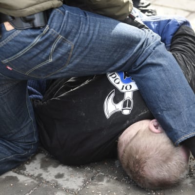Mannen på bilden försökte attackera utrikesminister Timo Soini.  