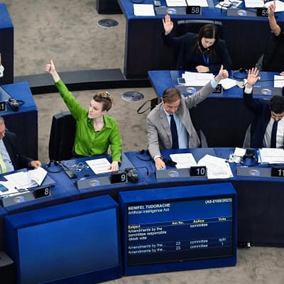 EU-parlamentti äänestää tekoälyasetuksesta.