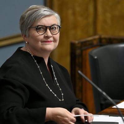 Anu Vehviläinen som nyvald talman för rikdsdagen. Hon sitter i talmansstolen.