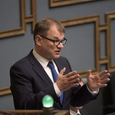 Juha Sipilä i ministerpodiet i riksdagen.