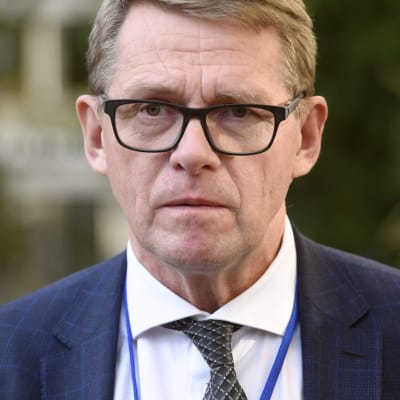 Finansminister Matti Vanhanen (C) i närbild med sammanbiten min.