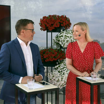 Petteri Orpo och Riikka Purra tittar på varandra i diskussion på partiledardebatt i Björneborg.