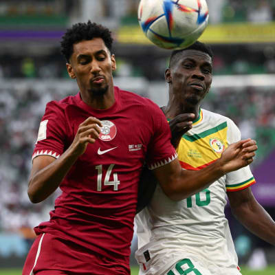 Senegal och Qatar kämpar om bollen.