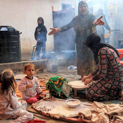Palestinier får skydd av FN:s hjälporganisation (UNRWA) i Rafah i södra Gazaremsan den 14 november 2023.