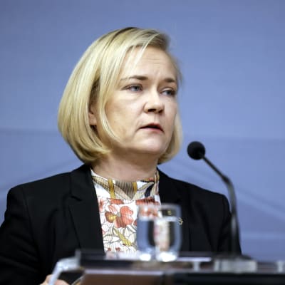 Inrikesminister Mari Rantanen (Sannf) under en presskonferens den 22 november 2023.