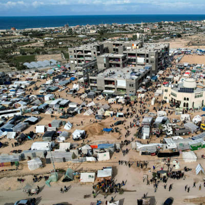 Tillfälliga tältläger för palestinier som fördrivits av israeliskt bombardemang i Gaza. Raed al-Attar-moskén i Rafah i södra Gaza nära den egyptiska gränsen.