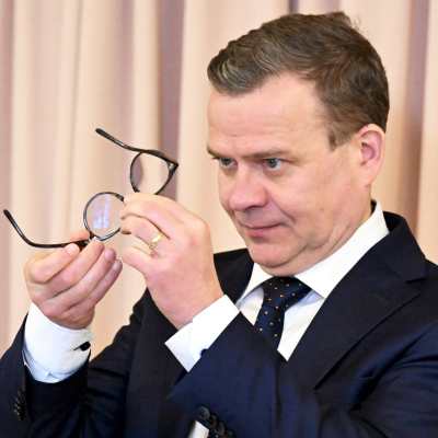 Petteri Orpo granskar sina glasögon.