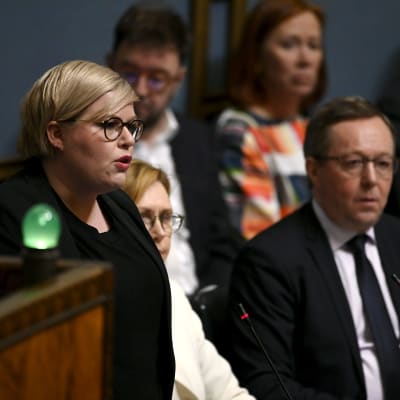 Valtiovarainministeri Annika Saarikko (kesk.) puhumassa eduskunnassa.