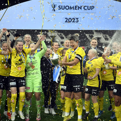 KuPSin joukkue juhlii Suomen cupin mestaruutta.