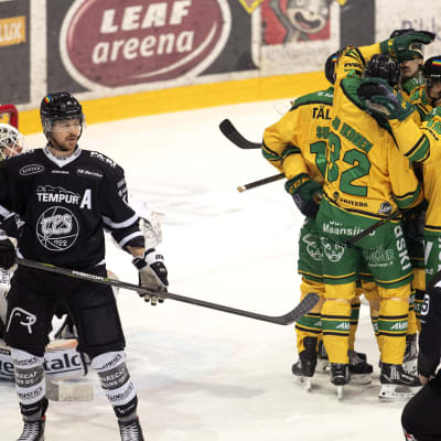 Ilves firar mål framför TPS mål.