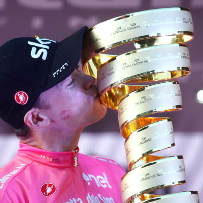 Cyklisten Chris Froome kysser segerpokalen.