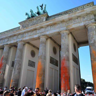 Brandenburger Tor målat i orange av klimataktivister.