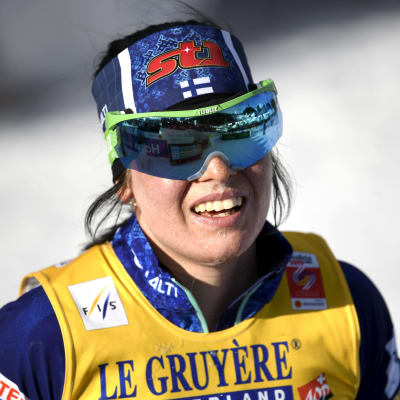 Närbild på Krista Pärmäkoski efter målgång på 10 kilometer i VM i Seefeld.