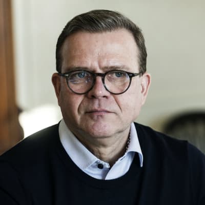 Statsminister Petteri Orpo svarar på mediers frågor under Yles intervjutimme i Villa Bjälbo i Helsingfors.
