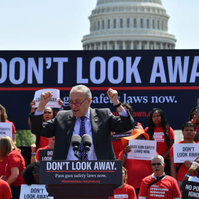 Demokratledaren Chuck Schumer talar för strängare vapenlagar i Washington DC den 8 juni 2022.