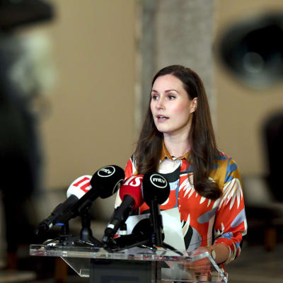 Statsminister Sanna Marin preciserade regeringens ståndpunkter vid en presskonferens i riksdagen.
