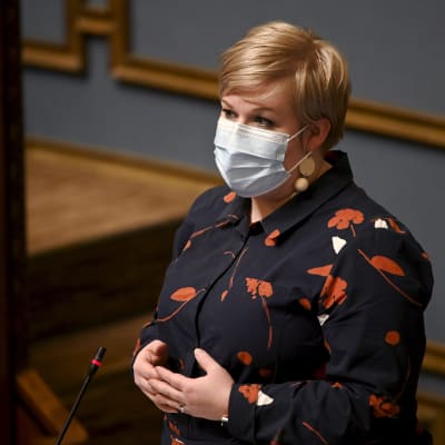 Valtiovarainministeri Annika Saarikko eduskunnan suullisella kyselytunnilla Helsingissä.