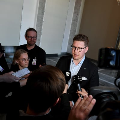 Antti Lindtman eduskunnassa tiedotusvälineiden haastateltavana.