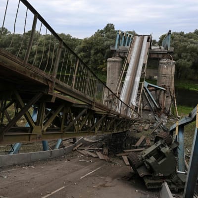  En förstörd bro i staden Izium. 