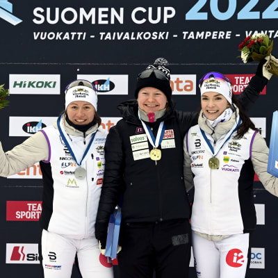 Katri Lylynperä, Johanna Matintalo och Jasmin Kähärä på prispallen.