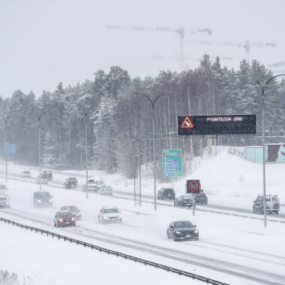 Moottoriellä pyryttää lumi.