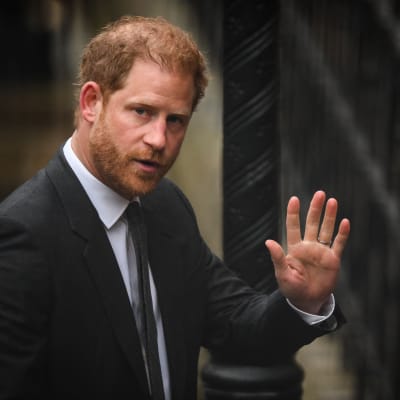 Prins Harry vinkar på vägen in till Storbritanniens högsta domstol i London.