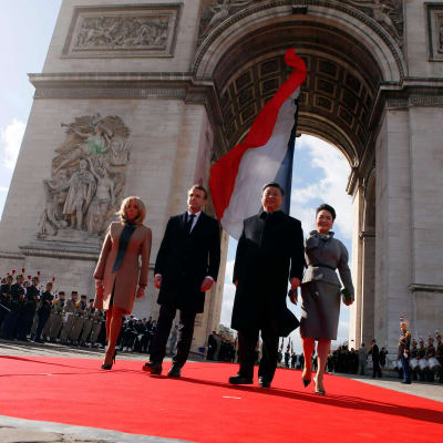 Frankrikes president och hans fru går tillsammans med Kinas president och hans fru.