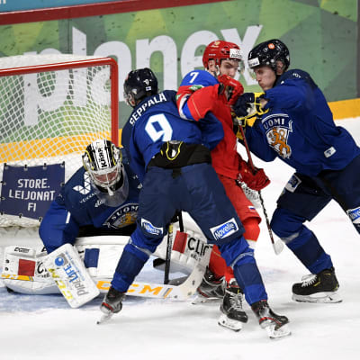 Peetro Seppälä och Miska Kukkonen stångas med en rysk spelare framför målvakten Justus Annunen.