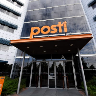 Ingång till Postis kontor i Böle. Postis orangea logo ligger ovanför entrén.