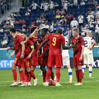 Belgiens lag firar efter mål.