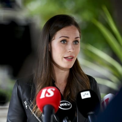  Pääministeri Sanna Marin (SDP) vastaa median kysymyksiin saapuessaan hallituksen hybridistrategian päivittämistä koskeviin neuvotteluihin Säätytalolle Helsingissä 6. syyskuuta.