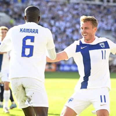 Rasmus Schüller firar mål med Glen Kamara.
