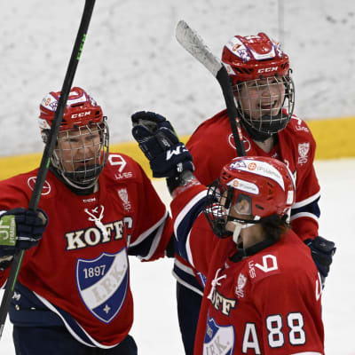 HIFK:n Karoliina Rantamäki (vas.), Athena Locatelli (88) ja Emilia Vesa juhlivat maalia jääkiekon naisten Liigan ensimmäisessä loppuottelussa HIFK - Kiekko-Espoo.
