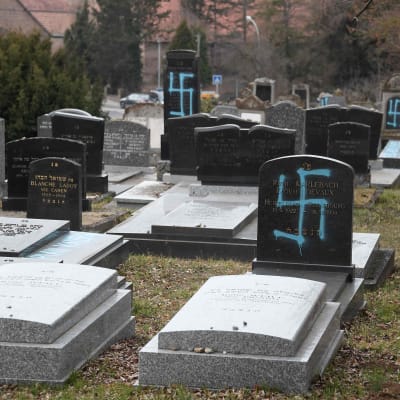 Vandaliserade gravar på en judisk begravningsplats i Quatzenheim i Frankrike.