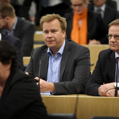 Riksdagsmän under plenum, ordföranden för Centerns riksdagsgrupp Antti Kaikkonen i mitten