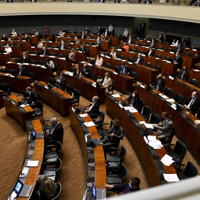 Kansanedustajia istuntosalissa eduskunnan täysistunnossa Helsingissä 18. toukokuuta 2021.