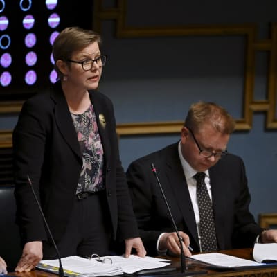 Krista Mikkonen puhuu eduskunnassa.