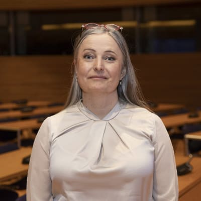 Ulkopoliittisen instituutin tutkijatohtori Iro Särkkä seisoo luentosalissa.
