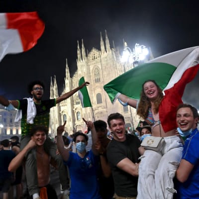 Italienska fans firar i Milano.