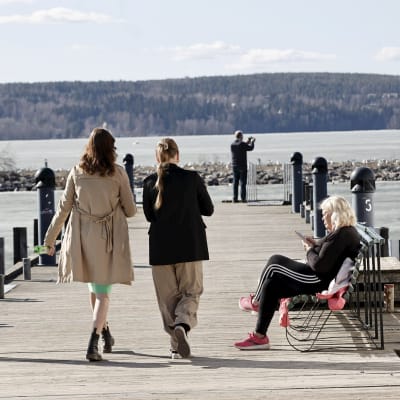Ihmisiä nauttimassa lämpimästä kevätsäästä Lahden satamassa 21. huhtikuuta 2023.