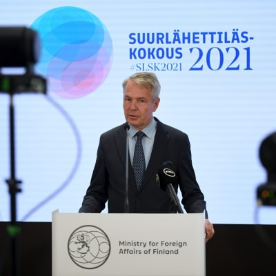 Pekka Haavisto puhujan korokkeella, jossa lukee Ministry of Foreing Affairs of Finland.