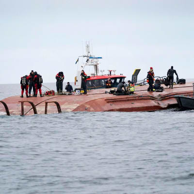 Kaatuneen rahtialuksen  Etelä-Ruotsin edustalla on useita pelastusyksiköitä.